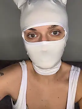 Nikki Hoee online show from November 16, 6:30 pm