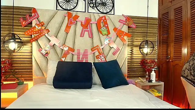 Snapshot of Valentinadiazz1 chatting on September 27, 8:05 pm Valentinadiazz1 online show from September 27, 8:05 pm