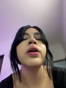 Lily Woodz online show from July 6, 7:27 pm