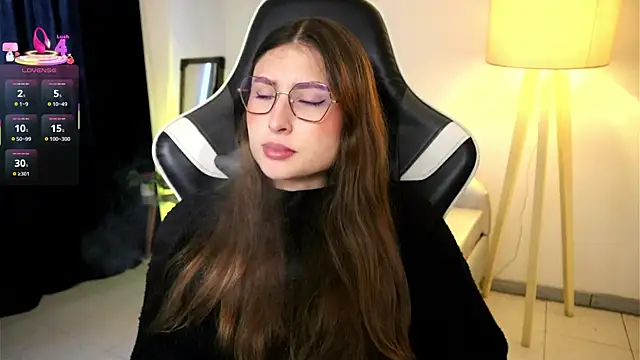 Daisha Riley online show from September 10, 1:33 pm