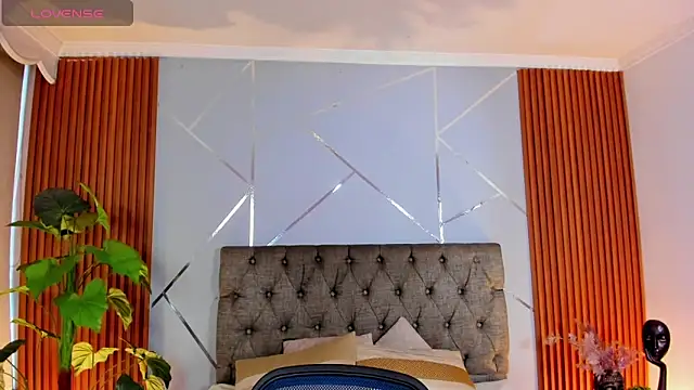 charlottee white online show from December 17, 8:35 pm