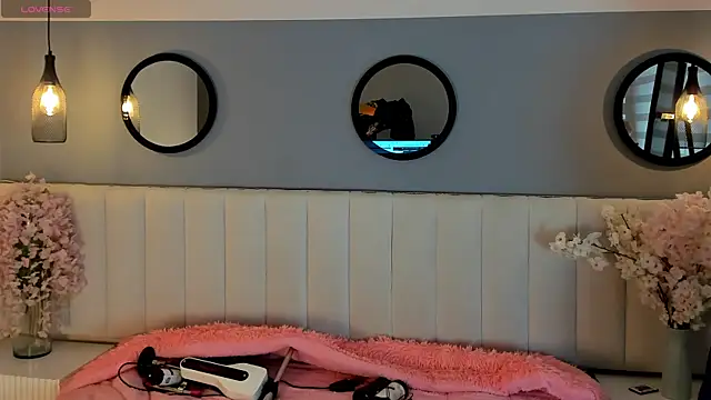 chelsea bolton  online show from April 13, 12:39 pm