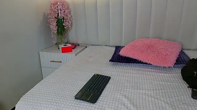 chelsea bolton  online show from July 5, 12:11 pm