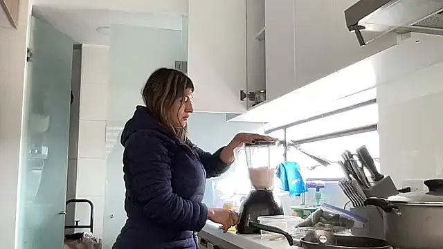 LunaBeya online show from April 19, 6:21 pm