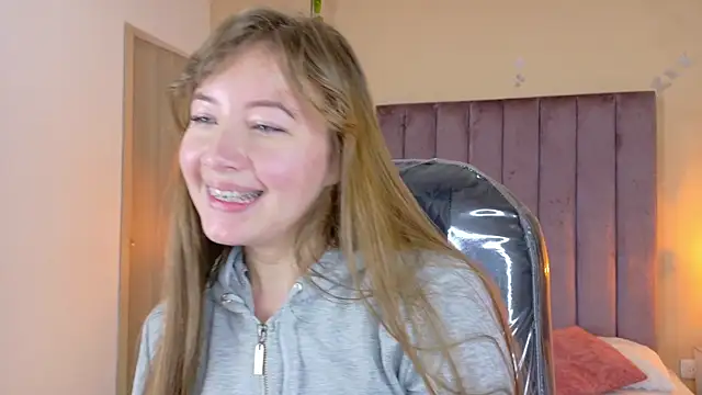 Dahlia Rousse online show from April 4, 6:56 am