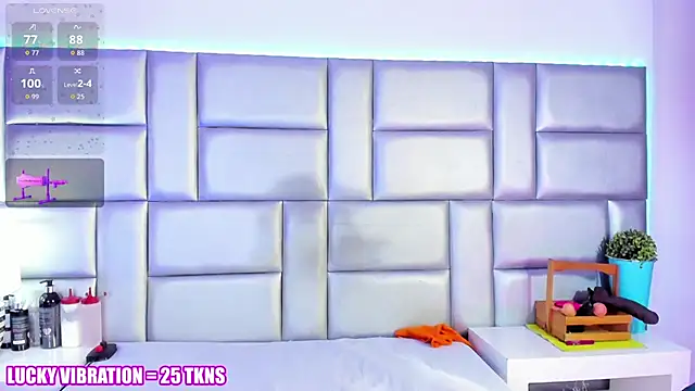 LovelyNickii online show from March 1, 1:55 pm