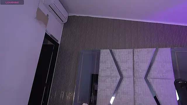 CleeoAdams  online show from April 12, 7:55 am