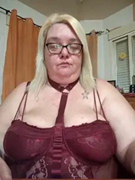 diosacurvy1984 online show from April 9, 7:14 am