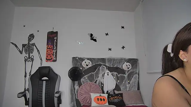 Snapshot of AmandaBrooks_18 chatting on October 16, 1:41 am AmandaBrooks 18 online show from October 16, 1:41 am