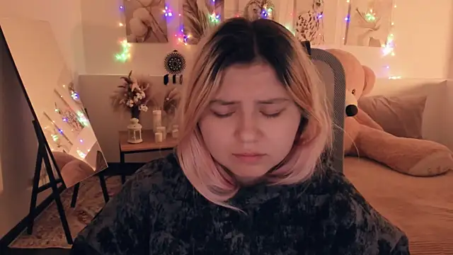 DiaAngell online show from April 14, 7:47 pm