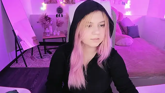 DiaAngell online show from March 8, 9:08 pm