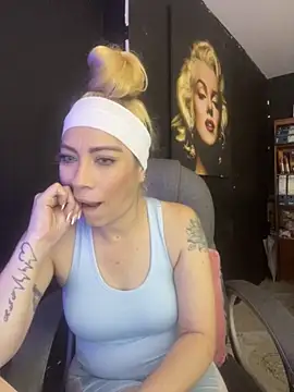 viktoria davis  online show from November 18, 11:59 pm