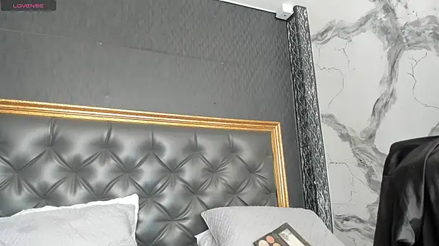 DalayMoore online show from October 13, 7:49 pm