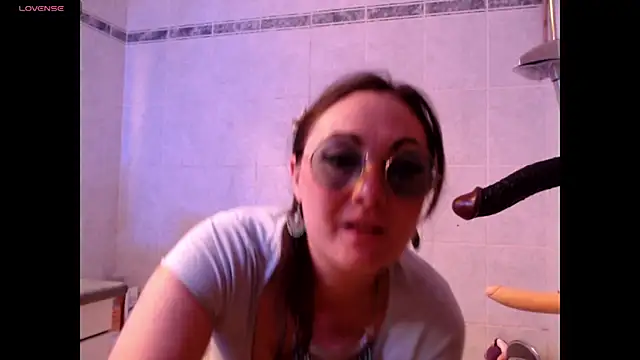Snapshot of AdorahB3ll3 chatting on October 5, 6:57 pm AdorahB3ll3 online show from October 5, 6:57 pm