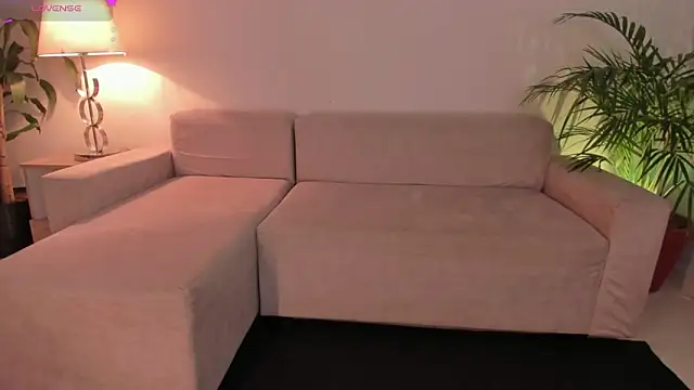 Hannah Jonhson online show from April 11, 3:45 am