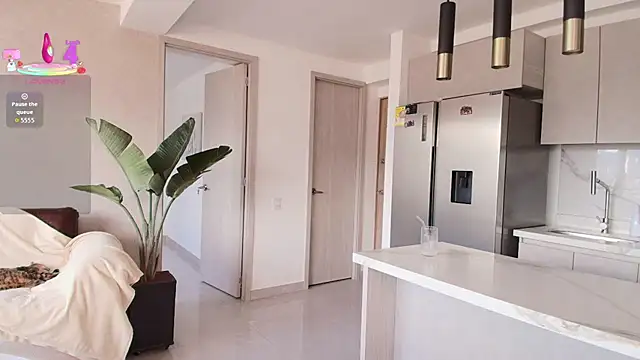 LairaScott online show from March 12, 9:50 pm