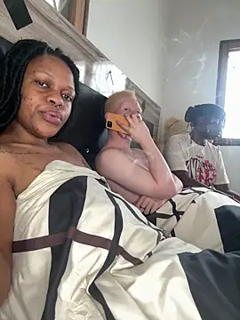 Boneca25 online show from May 27, 8:33 am