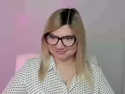 Snapshot of Lola_moree chatting on October 13, 12:30 pm Lola moree online show from October 13, 12:30 pm