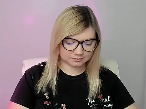 Snapshot of Lola_moree chatting on October 6, 11:38 am Lola moree online show from October 6, 11:38 am