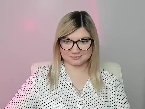 Snapshot of Lola_moree chatting on October 19, 12:18 pm Lola moree online show from October 19, 12:18 pm