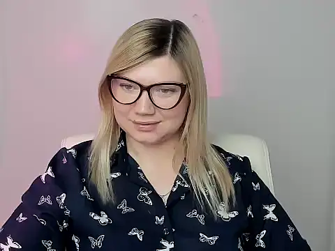 Snapshot of Lola_moree chatting on October 8, 6:12 pm Lola moree online show from October 8, 6:12 pm
