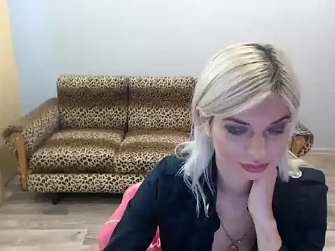 Snapshot of SexyBeatriice chatting on October 17, 6:49 am SexyBeatriice online show from October 17, 6:49 am