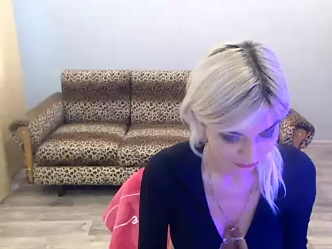 Snapshot of SexyBeatriice chatting on October 12, 8:50 am SexyBeatriice online show from October 12, 8:50 am