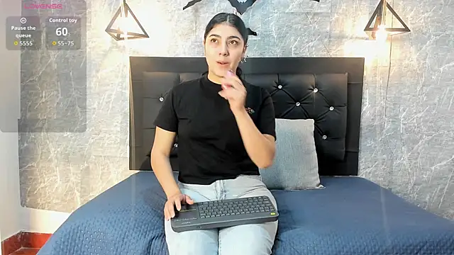 emberhodson online show from November 3, 11:36 am