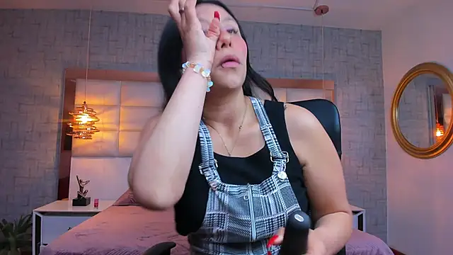 Nohemi louse online show from May 27, 7:22 pm