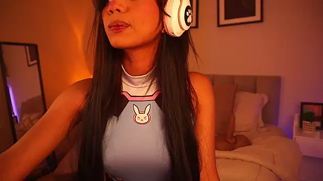 Gigi Strawberry online show from April 19, 5:40 am