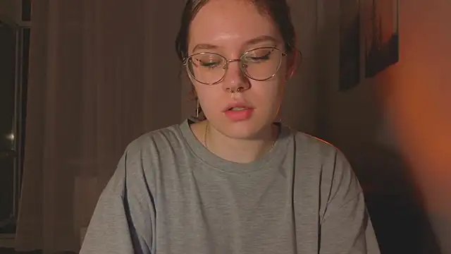 Mia Luw online show from April 5, 7:35 pm