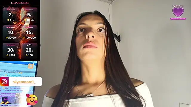 Skye Moore online show from November 12, 9:35 pm