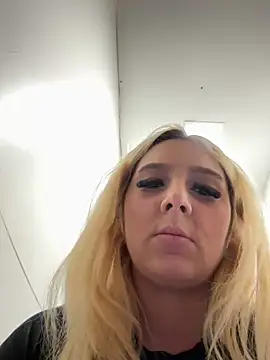 hotamanda01 online show from December 19, 7:17 pm