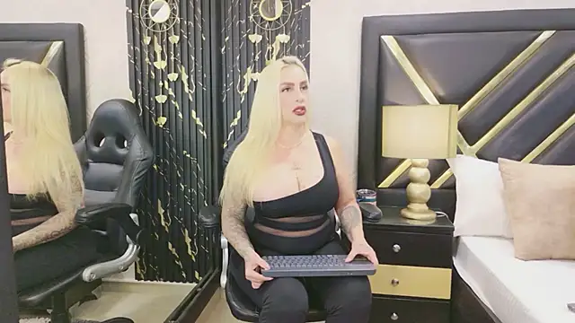 SophieWinsloow online show from February 17, 1:43 pm