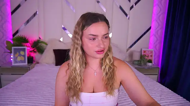 Snapshot of LindsieGreyy chatting on September 22, 6:34 am LindsieGreyy online show from September 22, 6:34 am