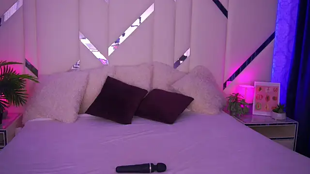 LindsieGreyy online show from November 15, 8:26 am