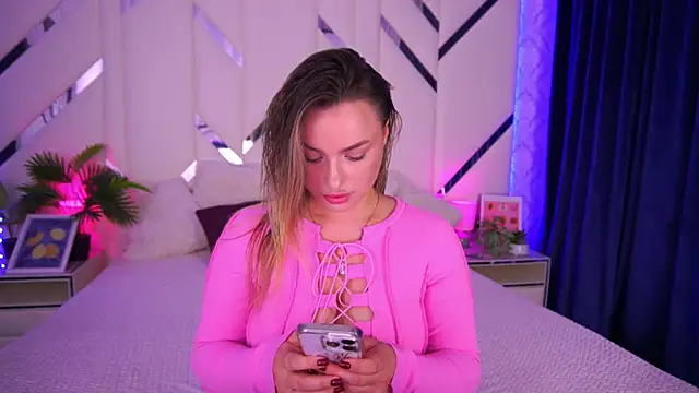 Snapshot of LindsieGreyy chatting on October 11, 7:24 am LindsieGreyy online show from October 11, 7:24 am