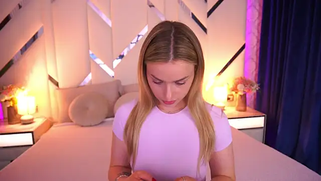 LindsieGreyy online show from June 11, 12:13 pm
