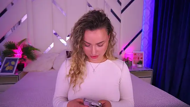 Snapshot of LindsieGreyy chatting on October 15, 7:22 am LindsieGreyy online show from October 15, 7:22 am
