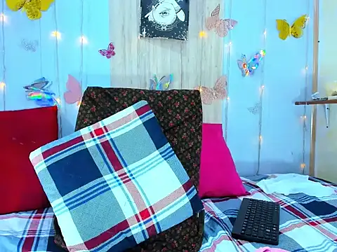 Snapshot of corynatayler chatting on October 31, 12:01 am corynatayler online show from October 31, 12:01 am