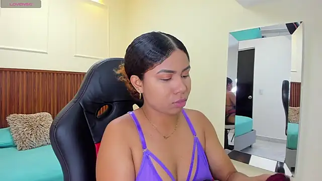 MELINAMARTINS online show from November 26, 7:37 pm