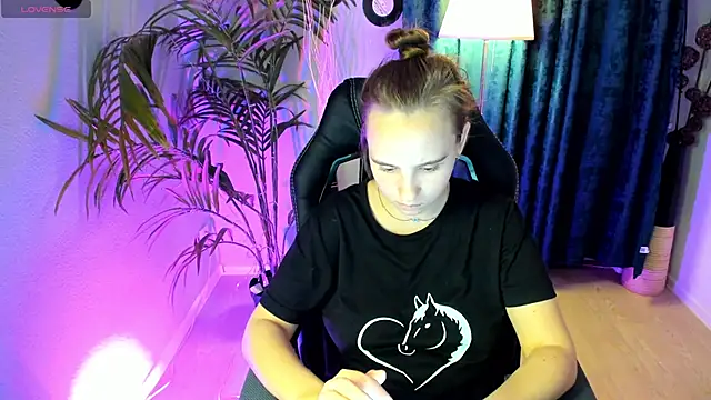 Snapshot of Lika_0ne chatting on October 17, 12:41 pm Lika 0ne online show from October 17, 12:41 pm