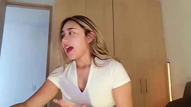 Hornyholly   online show from May 29, 5:11 pm