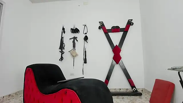 Isak Millan online show from November 8, 10:15 pm