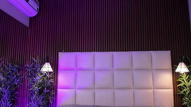 MelanieHillss online show from April 15, 4:02 am