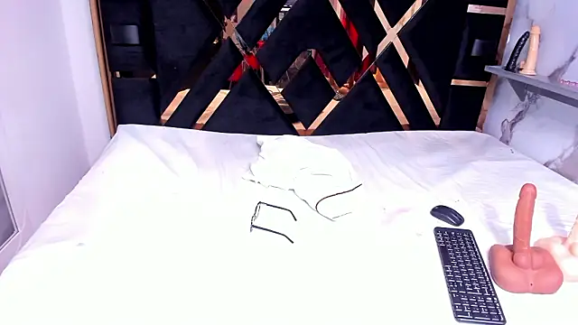 zara smitt online show from March 25, 11:35 am