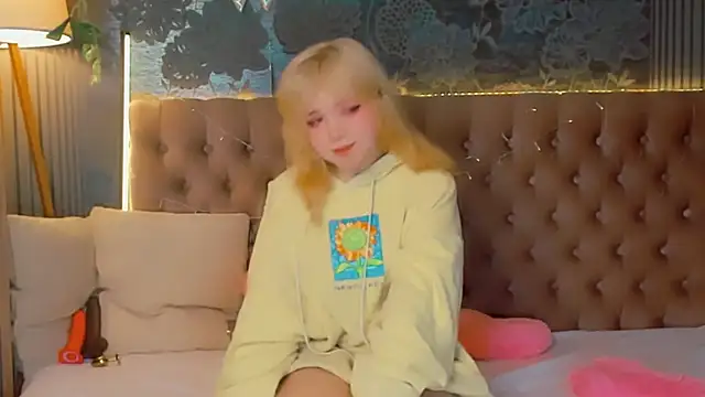 EmilyAngells online show from March 4, 9:05 am