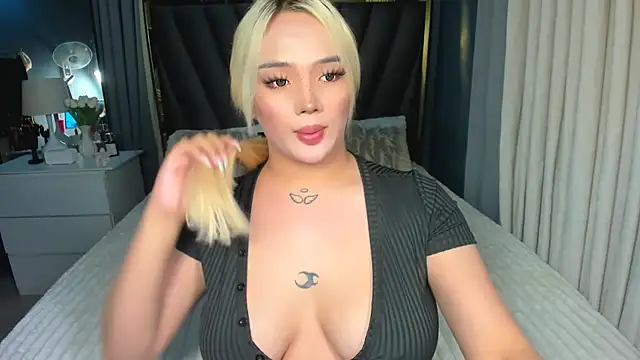 Snapshot of KylieSonique chatting on October 10, 4:39 am KylieSonique online show from October 10, 4:39 am