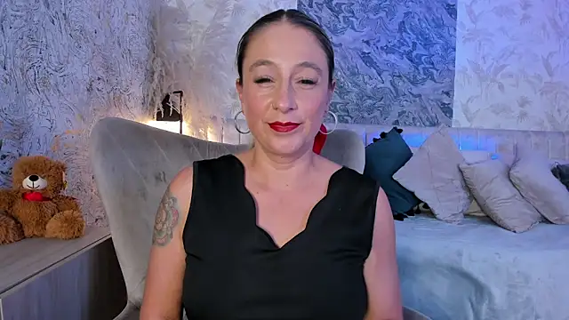 Liannaa  online show from February 16, 7:36 pm