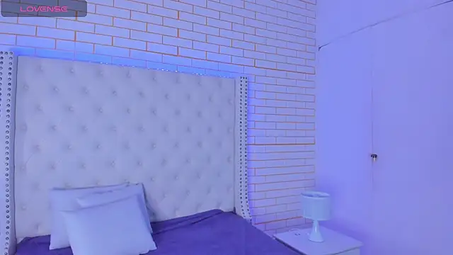 Emilly wilson  online show from October 22, 1:38 pm